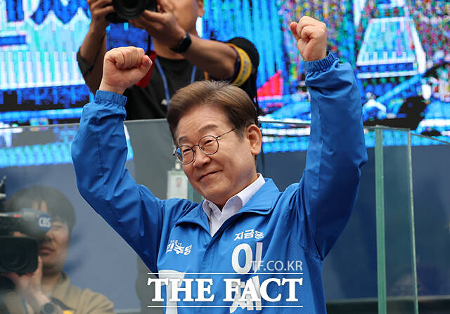 연설을 마친 뒤 인사하는 이재명 후보.