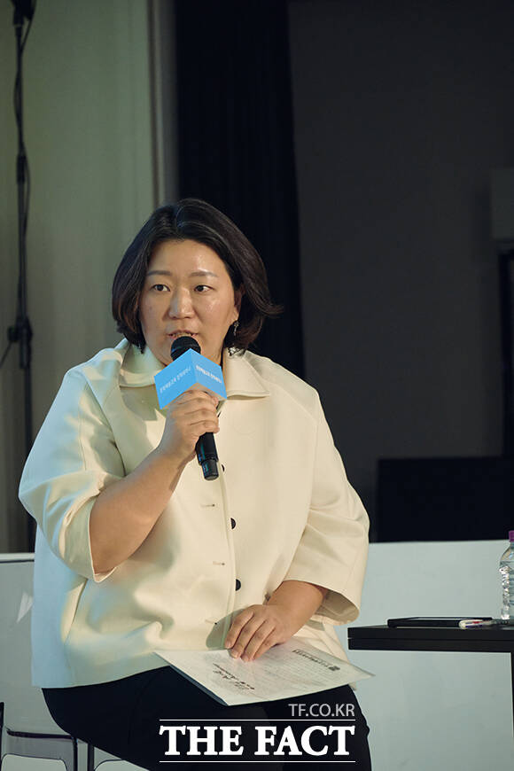 김자현 한국문화예술교육진흥원 미래전략사업실장이 22일 오후 서울 용산구 블루스퀘어 복합문화공간 NEMO에서 열린 ‘2025 문화예술교육 정책 행사’ 1일차 ‘문화예술교육 정책 세미나’에서 ‘문화예술교육의 전환과 새로운 전문인력의 역할’을 주제로 발제를 하고 있다. /한국문화예술교육진흥원