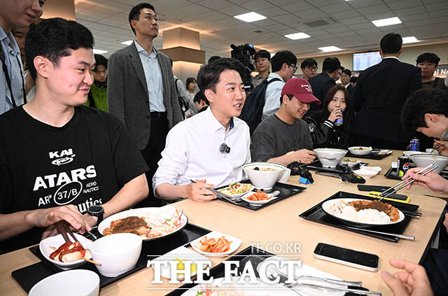 이준석 개혁신당 대선 후보가 함익병 공동선거대책위원장의 룸살롱 발언을 두고 논란이 일자 진화에 나섰다. /인천=박헌우 기자