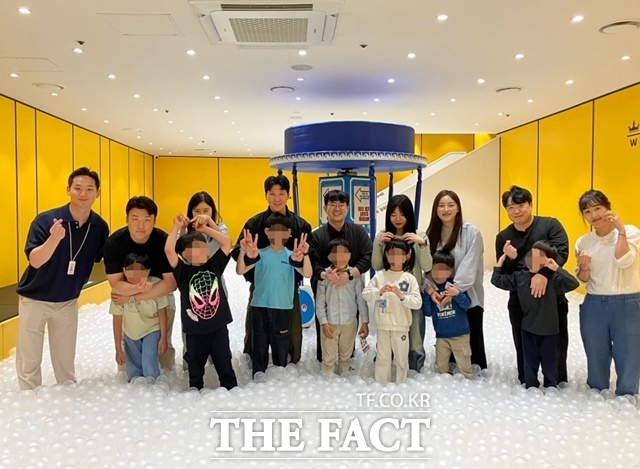 고려아연과 계열사 임직원들이 지난 16일 동명아동복지센터 아동들의 일일 보호자로서 대형 키즈카페 체험 활동을 지원했다. /고려아연