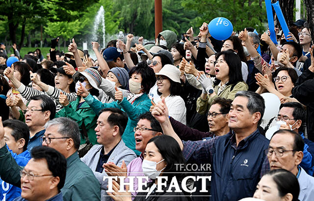 이재명 후보의 연설 들으며 환호하는 양산 시민들.