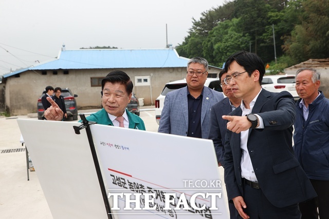 김민재 행정안전부 차관보가 22일 경남 고성군을 방문해 빈집정비사업 현장을 점검하고 있다./고성군