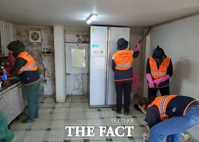 서천소방서와 장항읍 의용소방대가 지역 내 취약계층 가구를 대상으로 주거 환경 개선 봉사활동에 나서고 있다. /서천소방서