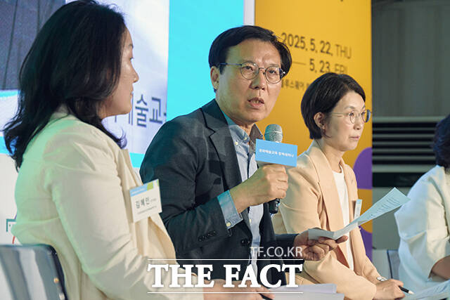 구문모 한국문화예술위원회 위원이 22일 오후 서울 용산구 블루스퀘어 복합문화공간 NEMO에서 열린 ‘2025 문화예술교육 정책 행사’ 1일차 ‘문화예술교육 정책 세미나’에서 ‘지속가능한 예술교육을 위한 공공-민간 협력모델로의 전환’을 주제로 발제를 하고 있다. /한국문화예술교육진흥원