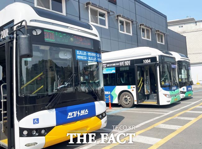 광명시 시내버스 운수업체 차고지에서 전기버스가 운행을 준비하고 있다. /광명시