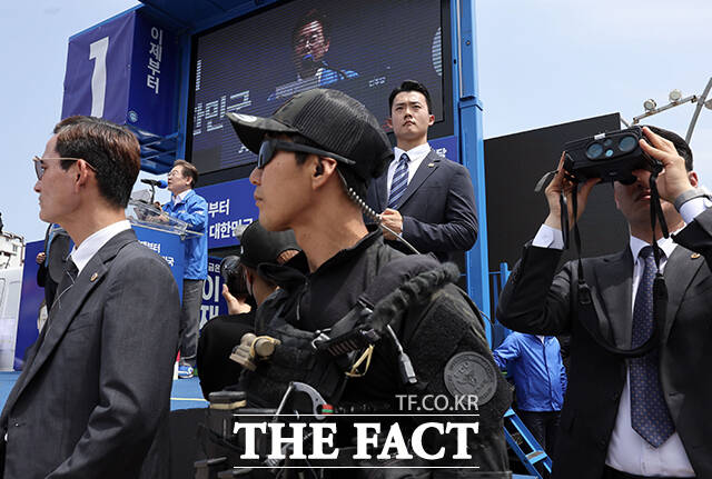 이재명 후보 곁을 지키는 경호원들.