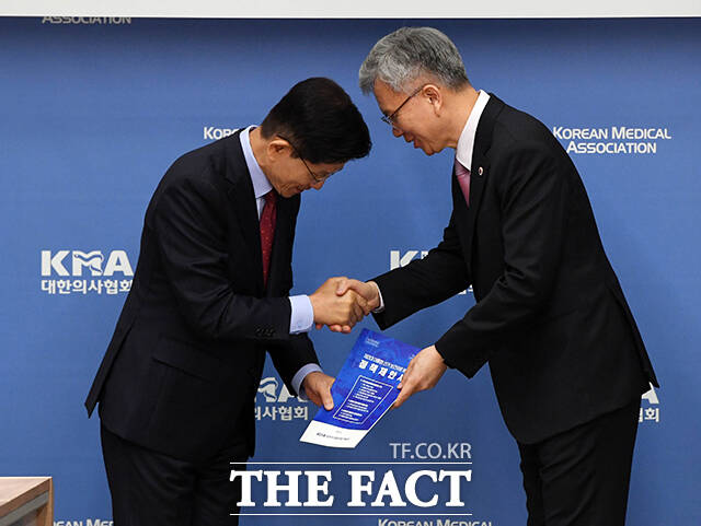 김문수 후보가 김택우 의사협회장으로부터 정책제안서를 받고 있다.