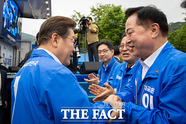 김두관 상임선대위원장과 인사하는 이재명 후보.