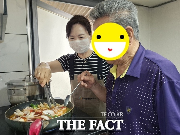 대덕구노인종합복지관은 21일부터 22일까지 노인 맞춤 돌봄 서비스 대상자 80명의 집으로 생활지원사가 방문해 직접 서비스 생활교육(영양교육) 이음밥상 1회기를 진행했다. 고등어 요리를 직접 만들고 있는 모습. /대덕구노인종합복지관