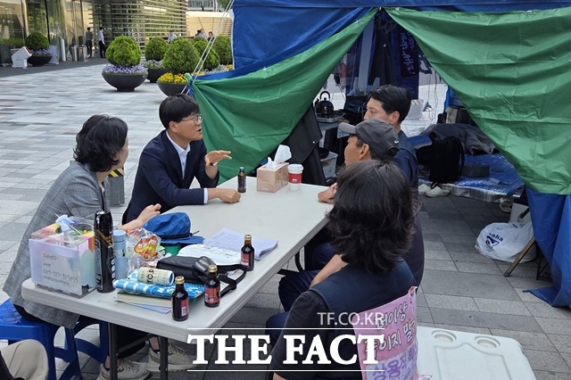 변광용 거제시장이 한화 본사 앞 고공 농성장을 찾았 천막농성을 벌이고 있는 조합원들과의 대화하고 있다./거제시