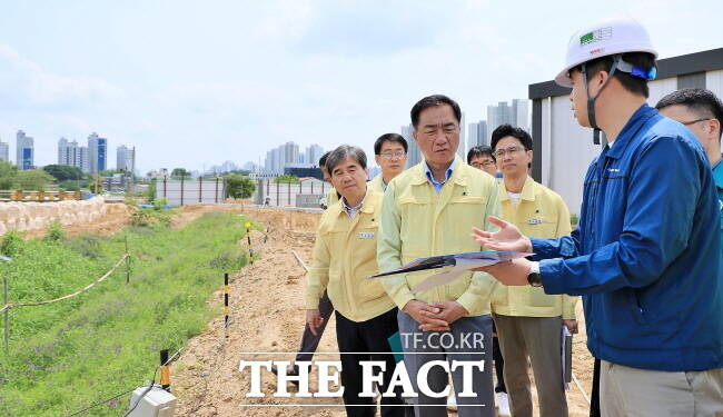 정장선 평택시장이 21일 중부권버스차고지 공사 현장을 찾아 여름철 수방대책을 점검하고 있다./평택시