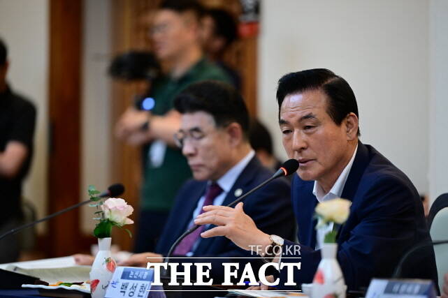 백성현 논산시장이 22일 당진시청에서 열린 민선8기 3차년도 제5차 충남시장군수협의회 정기회의에서 바가지 요금 근절 등 실효성있는 제도 신설을 건의하고 있다. /논산시