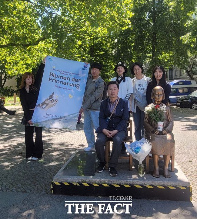 21일 독일 베를린 평화의 소녀상에서 진행된 헌화 캠페인. /경기도