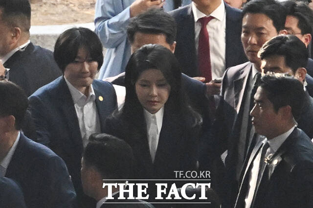 김건희 여가사 11일 오후 서울 서초구 아크로비스타 사저로 복귀하고 있다. /박헌우 기자