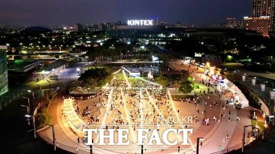 킨텍스가 지난해 개최한 여름 야시장 2024 킨(KIN)밤 지새우고를 찾은 인근 주민들이 즐거운 한 때를 보내고 있다. /킨텍스