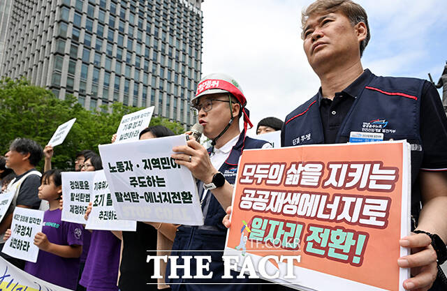 정의로운 탈석탄법 제정 촉구 기자회견이 22일 오전 서울 광화문 이순신 동상앞에서 열린 가운데 활동가들이 발언을 하고 있다. /임영무 기자