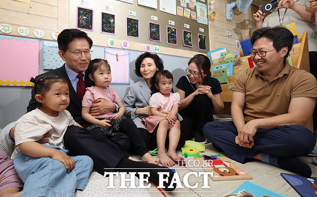 김 후보는 선거 운동 이후 처음으로 부부동반 유세에 나섰다. 사진은 김 후보가 22일 오후 경기 광명시 한 어린이집을 설난영 여사, 딸 김동주씨 및 사위와 함께 방문해 어린이들을 만나고 있는 모습. /남윤호 기자