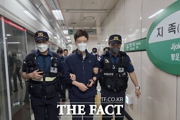 대전교통공사는 21일 대전도시철도 1호선 지족역에서 대전유성경찰서와 함께 범죄로부터 안전한 도시철도 환경 조성을 위한 합동 대응 훈련이 실시했다./대전교통공사