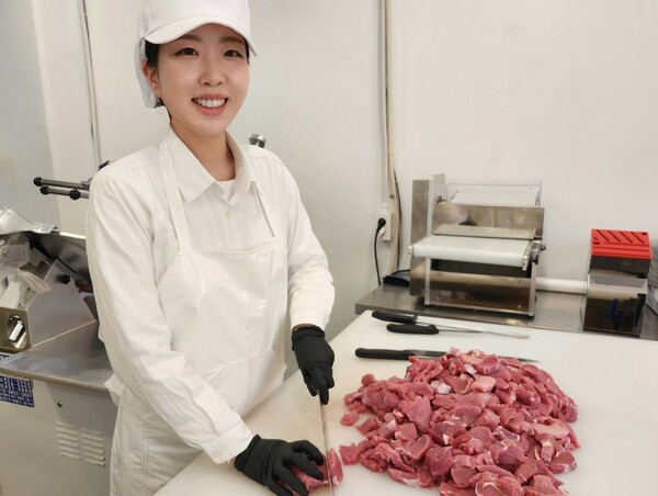 쿠팡 마켓플레이스 판매자 권수영 티라노축산 대표가 고기를 소분하고 있다. /쿠팡