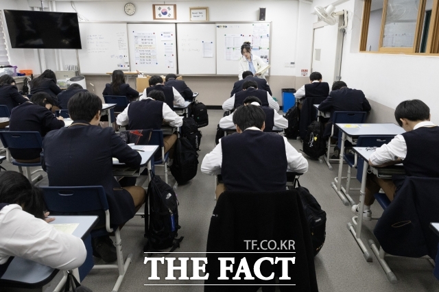 한국 사회의 저출산 문제가 부각된 것은 2000년대 초중반임에도 중·고등학교용 인구 교육 인정 교과서 개발과 승인이 이뤄진 것은 2023년으로 비교적 최근이다. 사진은 서울의 한 고등학교./더팩트 DB