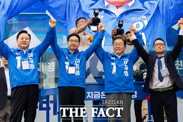 김두관 상임선대위원장, 김경수 전 경남지사와 함께 인사하는 이재명 후보.