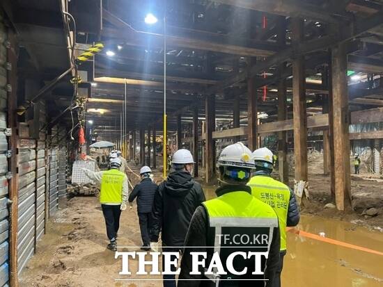 경기도 민·관합동점검반이 경기도 내 철도 건설 공사 현장을 대상으로 우기 대비 안전관리실태 점검을 실시하고 있다. /경기도