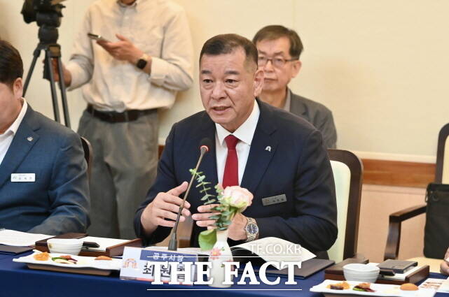 최원철 공주시장이 22일 당진시청에서 열린 충남시장군수협의회에서 건설사업관리 용역비의 예산 편성 방식 개선을 건의하고 있다. /공주시