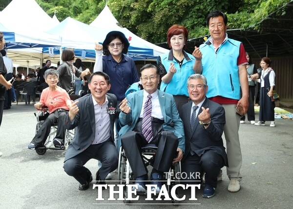 사회복지법인 한마음에서 21일 산하 시설 이용자와 지역 주민, 자원봉사자 등 500여 명이 참가한 가운데 한뜻마을운동장에서 ‘하루 가족 되어주기, 우리 함께 어울림’ 행사를 개최했다.서철모 서구청장(앞줄 사진 왼쪽)과 조규식 서구의회 의장(오른쪽)이 함께했다./대전 서구