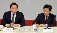  최태원 정책제언 듣는 김문수 대선 후보 [포토]