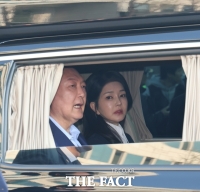  김건희 향하는 검찰 수사망…통일교 샤넬백 받은 수행비서 출금