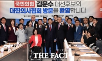  대한의사협회 방문한 김문수 후보 [포토]