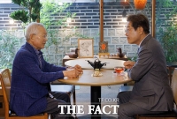  '고 노무현 전 대통령 멘토' 송기인 신부 만난 이재명 후보[TF사진관]