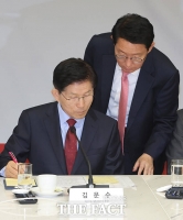  쪽지 전달받는 김문수 대선 후보 [포토]