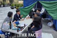  변광용 거제시장, 한화오션 조선하청노동자 고공농성장 찾아