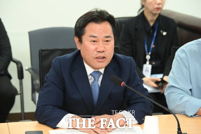 박정현 부여군수(국가하구생태복원전국회의 상임의장)가 22일 국회의원회관에서 열린 ‘영산강·금강하구 생태복원 국정과제 채택’을 주제로 정책간담회에서 의견을 말하고 있다. /부여군