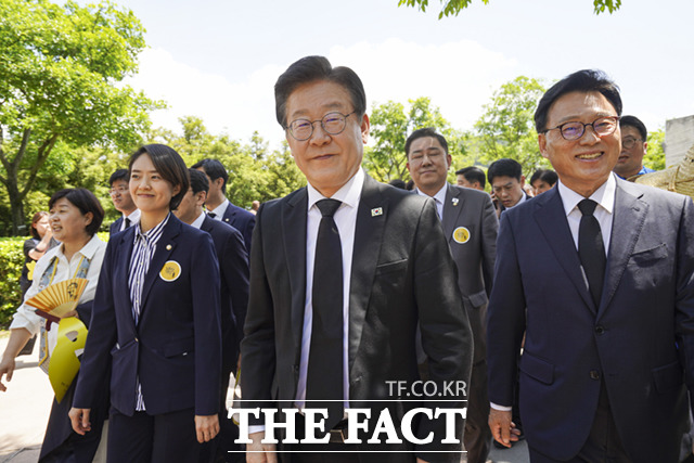 노무현 전 대통령 서거 16주기를 맞아 대선 후보를 비롯해 정치권에서 추모 메시지가 줄을 이었다. 이재명 더불어민주당 대표와 박광온 원내대표를 비롯한 민주당 지도부가 추도식에 참석하고 있다. /이새롬 기자