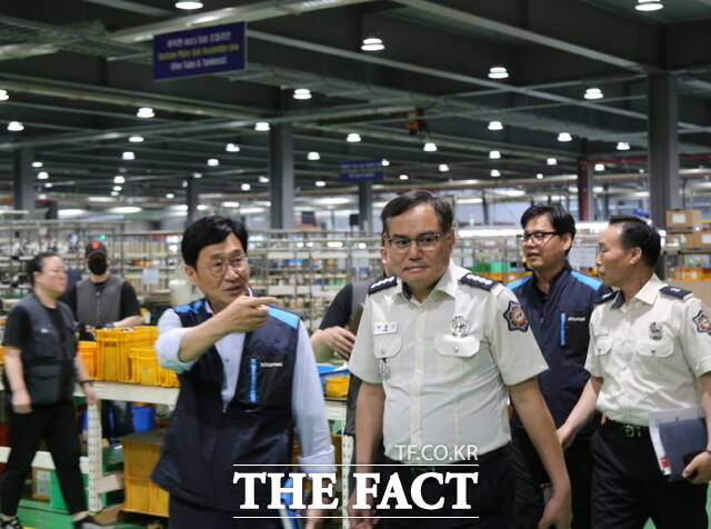 22일 박종인 아산소방서장이 귀뚜라미보일러 공장을 찾아 현장 안전지도를 하고 있다. /아산소방서