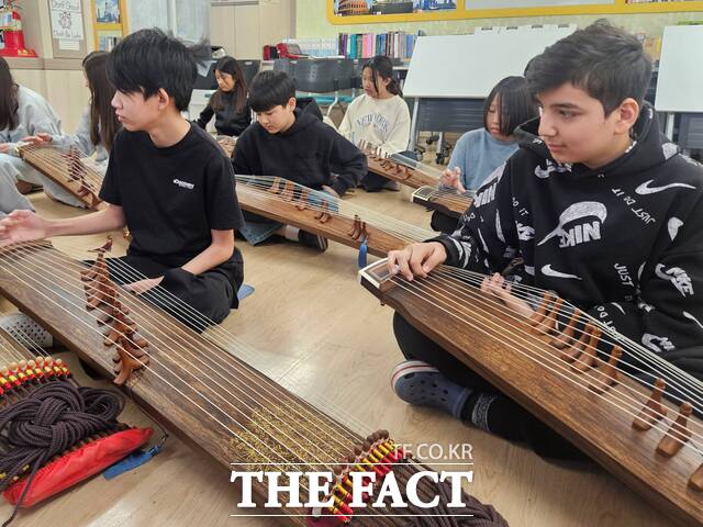 당진 합도초는 1학생 1전통악기 사업의 일환으로 3~6학년 학생들을 대상으로 12현 가야금 수업을 운영한다. /당진교육지원청