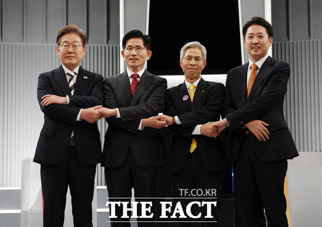 23일 서울 영등포구 KBS본관 스튜디오에서 열린 중앙선거방송토론위원회 주관 제21대 대통령선거 2차 후보자토론회 시작에 앞서 각 정당 대선 후보들이 기념촬영을 하고 있다. 왼쪽부터 이재명 더불어민주당, 김문수 국민의힘, 이준석 개혁신당, 권영국 민주노동당 대선 후보. /국회사진기자단