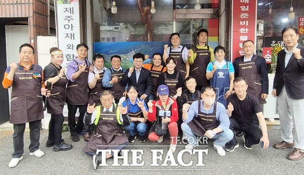 이춘수 충청리더스클럽 회장과 회원들이 최충규 구청장과 함께 22일 중리동 지역 어르신들을 초청해 점심식사 대접을 마무리하고 다음 봉사를 약속했다./대덕구