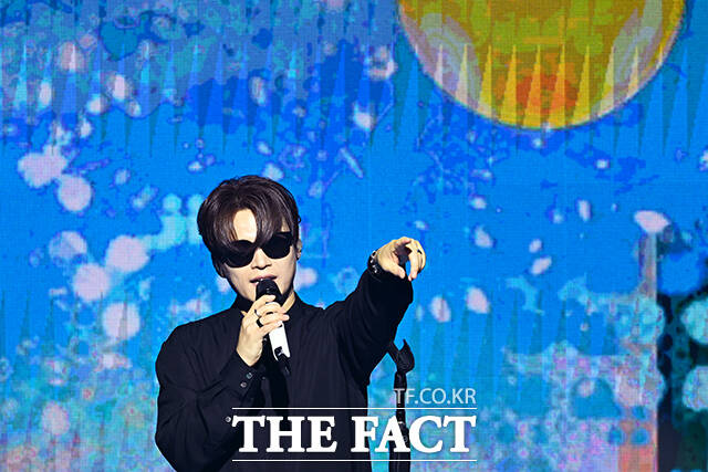 가수 김기태가 23일 오후 서울 서대문구 이화여자대학교 ECC 영산극장에서 열린 I.CON: FANNSTAR CONCERT(아이콘: 팬앤스타 콘서트)에서 무대를 펼치고 있다. /서예원 기자