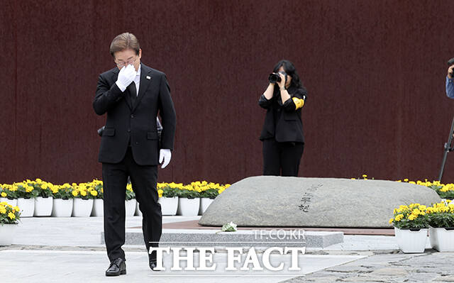 이재명 더불어민주당 대통령 후보가 고 노무현 전 대통령의 서거 16주기를 맞아 봉하마을을 찾았다. 이 후보가 노 전 대통령 묘역을 참배한 뒤 눈물을 흘리고 있다. /김해=배정한 기자