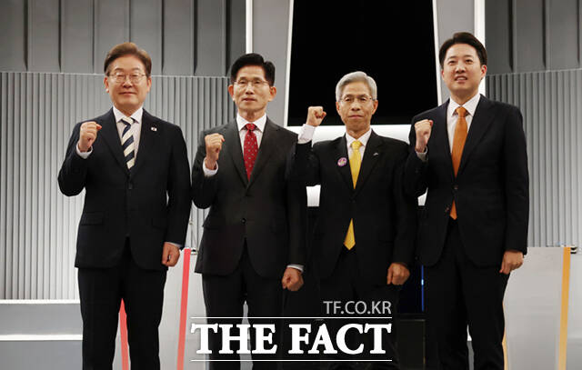 23일 서울 영등포구 KBS본관 스튜디오에서 열린 중앙선거방송토론위원회 주관 제21대 대통령선거 2차 후보자토론회 시작에 앞서 각 정당 대선 후보들이 기념촬영을 하고 있다. 왼쪽부터 이재명 더불어민주당, 김문수 국민의힘, 이준석 개혁신당, 권영국 민주노동당 대선 후보. /국회사진기자단