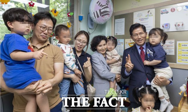 김문수 국민의힘 대선 후보와 설난영 여사, 딸 김동주 씨, 사위가 22일 오후 경기 광명시 한 어린이집에 방문해 어린이들을 만나고 있다. /광명=남윤호 기자