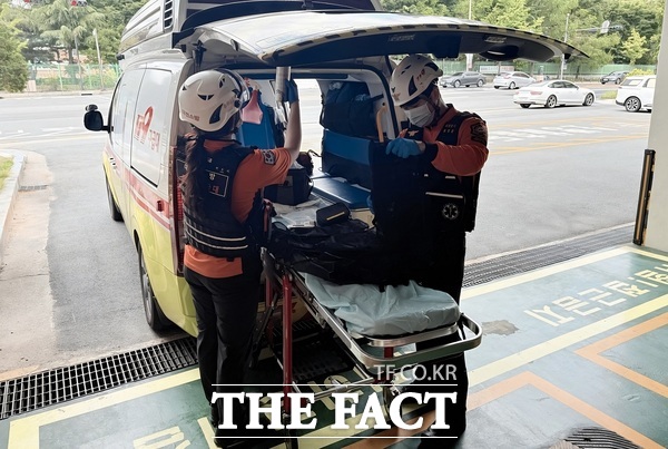 온열질환 응급처치 물품 정리하는 구급대원들의 모습./대전소방본부