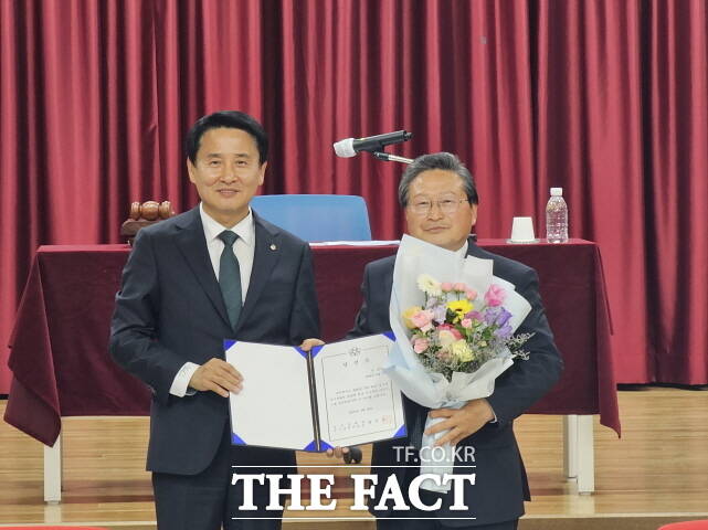 이일주 공주문화원장이 22일 제19회 공주문화원장에 연임된 이후 축하 꽃다발을 받고 기념촬영을 하고 있다. /김형중 기자