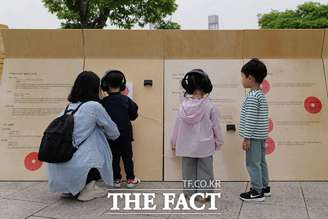 2025 문화 다양성 주간 행사가 23일 오후 서울 용산구 국립중앙박물관 거울못 일원에서 열린 가운데 행사를 찾은 시민들이 스페셜 큐레이터展과 유네스코 문화 다양성 협약 20주년 기념 전시를 관람하고 있다. /한국문화예술교육진흥원