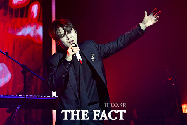 가수 김기태가 23일 오후 서울 서대문구 이화여자대학교 ECC 영산극장에서 열린 I.CON: FANNSTAR CONCERT(아이콘: 팬앤스타 콘서트)에서 무대를 펼치고 있다. /서예원 기자