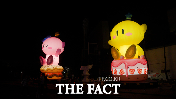 대전 한화생명볼파크에 설치된 꿈돌이·꿈순이 대형 조형물의 야간 모습./대전관광공사