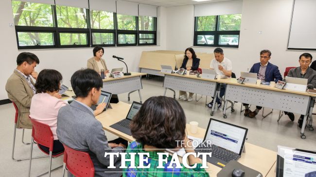 신계용 과천시장이 22일 탄소중립추진단 회의를 주재하고 있다./과천시